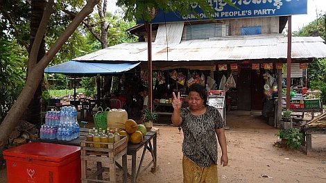 Vegyesbolt és boldog tulajdonosa Angkorban - nézze meg nagyban is!
