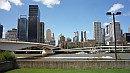 A belváros a Brisbane-folyó partjáról szemlélve.