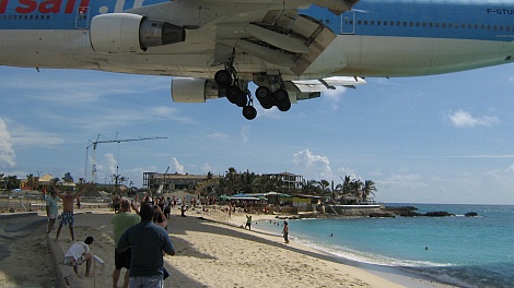 Leszállni készülő Boeing 747-400 Szt. Martin szigetén - nézze meg nagyban is!