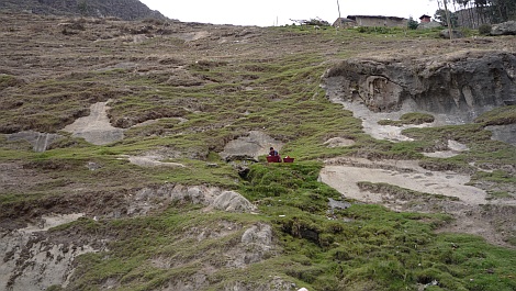 Patak partján pantallót mos - nézze meg nagyban is!