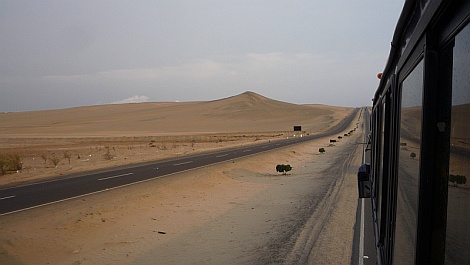 A domb mögötti benzinkúton Machu Picchu menüt hirdet a tábla - nézze meg nagyban is!