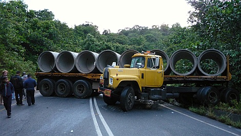 Tönkrement a kuplung, a kamion pedig visszacsúszott az emelkedőn - nézze meg nagyban is!