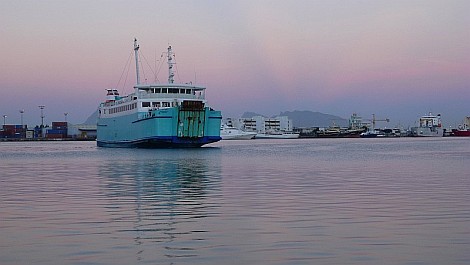 A hajnali kompra várva Papeete kikötőjében - nézze meg nagyban is!