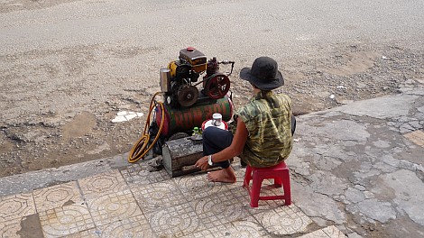 Kompresszált levegőt árusító fiatal Saigon belvárosában - nézze meg nagyban is!