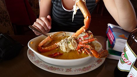 Hunyjuk be a szemünket - mondom a bakternak -, oszt úgy falatozzunk. - nézze meg nagyban is!