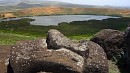 Háttérben a Rano Raraku krátere, előtérben egy befejezetlen moai.