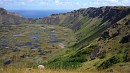A Rano Kau krátere, háttérben a nyílt óceán.
