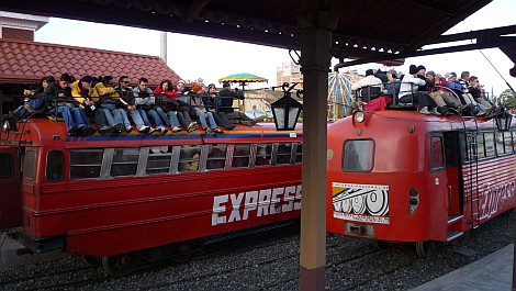 Gringóktól roskadozó vonat a riobambai állomáson - nézze meg nagyban is!